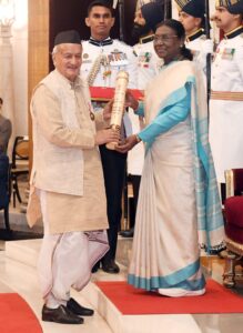 उत्तराखंड के पूर्व मुख्यमंत्री श्री भगत सिंह कोश्यारी को लोक कार्य के लिए पद्मभूषण से किया गया सम्मानित
