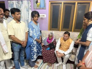 मुख्यमंत्री धामी ने खटीमा भ्रमण के दौरान दिवंगत व्यक्तियों के परिवारजनों से भेंट कर व्यक्त की शोक संवेदना तथा जनप्रतिनिधियों व जनता से मुलाकात कर सुनी जनसमस्याएं
