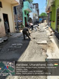 चारधाम यात्रा के दृष्टिगत सिवरेज के लिए खोदी गई सड़कों को त्वरित गति से ठीक करने के लिए दिन- रात किया जा रहा है निमार्ण कार्य