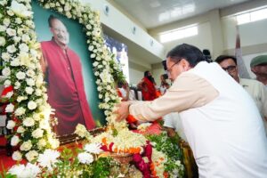 मुख्यमंत्री ने स्वर्गीय हरबंश कपूर मेमोरियल कम्युनिटी हॉल में आयोजित श्रद्धांजलि सभा में उत्तराखंड के पूर्व मुख्यमंत्री मेजर जनरल (सेवानिवृत्त) भुवन चंद्र खण्डूड़ी के चित्र पर पुष्प अर्पित कर उन्हें श्रद्धासुमन अर्पित किए