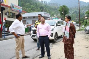 जिलाधिकारी ने राष्ट्रीय राजमार्ग कार्यों का किया स्थलीय निरीक्षण, सड़क चौड़ीकरण में तेजी लाने के दिए निर्देश
