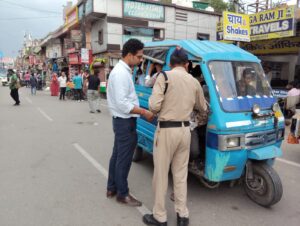 जिलाधिकारी के निर्देश पर परिवहन विभाग की बड़ी कार्रवाई: 7 ऑटो/विक्रम एवं 10 ई-रिक्शा सीज, 30 वाहनों के चालान