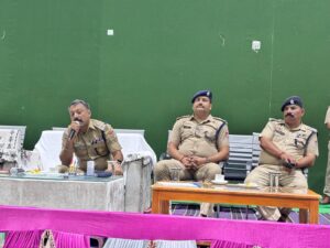 वीकेंड एवं सोमवती अमावस्या स्नान पर्व के दृष्टिगत SSP हरिद्वार नवनीत सिंह ने 40 वाहिनी पीएसी एवं पुलिस लाइन रोशनाबाद में प्रशिक्षण ले रहे रिक्रूट आरक्षियों को किया ब्रीफ