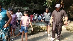 गढ़ी कैंट स्थित गुचुपानी में पर्यटकों का लगा जमावड़ा, ठंडे पानी से मिटा रहे थकान