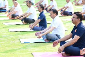 मुख्यमंत्री ने अधिकारियों एवं कर्मचारियों के साथ योगाभ्यास किया