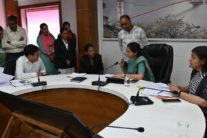 जिलाधिकारी ने जनता दरबार में सुनी जनसमस्याएं, 51 शिकायतों पर हुई सुनवाई