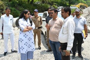 जिलाधिकारी ने सकलाना क्षेत्र में आपदा पुनःनिर्माण कार्यों का किया स्थलीय निरीक्षण