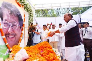 केंद्रीय रक्षा मंत्री एवं मुख्यमंत्री धामी ने स्वर्गीय श्री जसपाल राणा जी के छायाचित्र पर पुष्पांजलि अर्पित कर उन्हें श्रद्धापूर्वक नमन किया