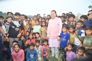मुख्यमंत्री पुष्कर सिंह धामी को अपने बीच पाकर बच्चे हुए उत्साहित, जमकर खिंचवाईं तस्वीरें