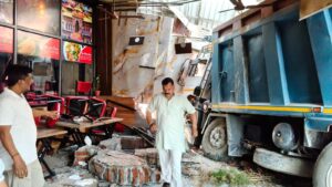 A bus from Nagaur, राजस्थान नागौर के तीर्थ यात्रियों की बस हरिद्वार में पलटी एक महिला की मृत्यु 38 घायल।