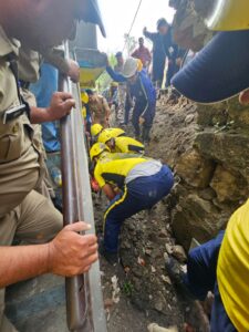 SDRF saved 85 years old women, 85 वर्षीय मनसा देवी पर गिरी दिवार SDRF की तत्परता से बची महिला की जान।