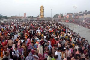 Overwhelming crowd, अधिक मास की सोमवती अमावस पर उम्मीद से दस गुना ज्यादा श्रद्धालु हरिद्वार पहुंचे।