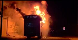 Volvo bus caught fire, वाल्वो बस में लगी आग, यात्रियों के समान सहित बस जल कर खाक, सभी 32 यात्री सुरक्षित।