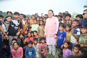 मुख्यमंत्री धामी ने बच्चों के साथ बिताया आत्मीय समय, सफलता के दिए मंत्र, अपने बीच पाकर बच्चे हुए उत्साहित