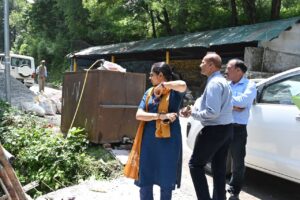 जिलाधिकारी ने धनौल्टी पार्किंग निर्माण कार्य का किया निरीक्षण, एक माह में कार्य पूर्ण करने के दिए निर्देश