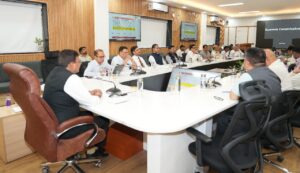 मुख्य सचिव श्री आनंद बर्द्धन ने ज़िलाधिकारियों के साथ वीडियो कॉन्फ्रेंसिंग के माध्यम से हुई बैठक