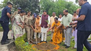 मुख्यमंत्री ने कैंप कार्यालय परिसर लोहियाहेड में पौधारोपण कर पर्यावरण संरक्षण का संदेश दिया