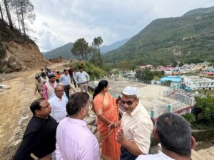 विधायक आशा नौटियाल ने किया जिलाधिकारी विशाल मिश्रा के साथ अगस्त्यमुनि के निर्माणाधीन बाईपास का निरीक्षण, सुदृढ़ ड्रेनेज व्यवस्था के दिए निर्देश