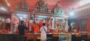 श्री गीता आश्रम में भगवान कृष्ण के लीलाओं का बहुत ही सुंदर ढंग से वर्णन किया नंदोत्सव एवं गोवर्धन पूजा के प्रसंग का भी वर्णन किया गया