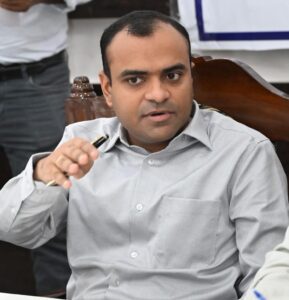 हरित हरिद्वार मुहिम को सार्थक बनाने के लिए जिलाधिकारी ने सभी जिला स्तरीय अधिकारियों एवं कर्मचारियों को वृक्षारोपण करने के दिए निर्देश