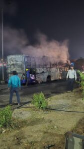 हरिद्वार सर्वानंद घाट के ठीक सामने वाहन में आग लगी