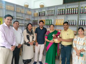 जिलाधिकारी ने धात्री स्वायत्त सहकारिता का किया निरीक्षण, महिला समूहों के कार्यों की सराहना