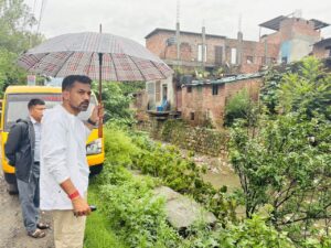 भारी बारिश के बीच ग्राउंड जीरो पर उतरे डीएम