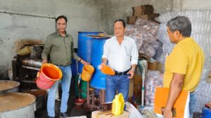 जिलाधिकारी के निर्देशन में खाद्य सुरक्षा विभाग की बड़ी कार्रवाई, बिना लेबल के सॉस की 351 बोतलें मौके पर सीज
