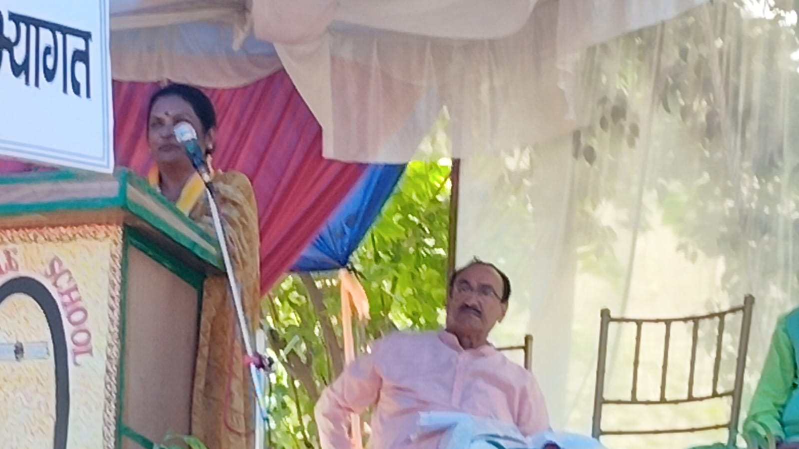 भीड़ ने सुभाष घाट पर झंडा फहराया, पुलिस ने गोली चला दी, जिसमें जगदीश वत्स के पैर में गोली लगी, वह अपनी ही धोती फाड़कर पैर में बांधकर बाजार से भागते हुए पोस्ट ऑफिस पहुंचे, जहां उन्होंने दूसरा झंडा फहराया, वहां भी पुलिस द्वारा गोली मारी गई जो हाथ में लगी। पोस्ट ऑफिस से पीछे कूद कर रेलवे स्टेशन होते हुए रेलवे स्टेशन पहुंचे जहां जगदीश वत्स ने तीसरा झंडा फहराया जहां मौजूद एस आई प्रेम शंकर ने गोलियां चला दी। एक गोली जगदीश वर्ष के सीने में लगी वह मूर्छित होकर गिर पड़े, और गंभीर रूप से घायल हो गए थे, अतः पुलिस उन्हें गिरफ्तार करके देहरादून ले गई। कहते हैं उचित चिकित्सा के अभाव में वे वीरगति को प्राप्त हुए। उस समय जगदीश प्रसाद वत्स की आयु मात्र 17 वर्ष की थी। अपने माता-पिता भाई बहनों के अरमानों पर जगदीश वत्स कितना खरे उतरे, यह तो नहीं कहा जा सकता, लेकिन आजादी की रणभूमि में अपना बलिदान देकर अमर अवश्य हो गए और अपने गांव खजूरी अकबरपुर का नाम रोशन अवश्य कर गए