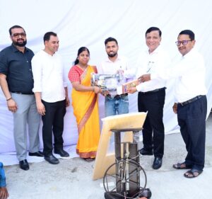 बहुउद्देशीय शिविर में सीएम को सौंपा ज्ञापन, अपर सचिव मुख्यमंत्री बंशीधर तिवारी के समन्वय से शाम को ही सिलाई मशीन उपलब्ध