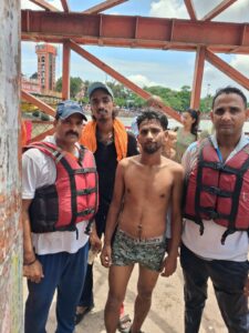 गंगा के तेज बहाव में बह रहे भोले को जल पुलिस ने सकुशल बचाया