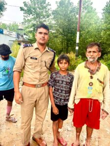 12 वर्षीय बालक अपने परिजनों से बिछडा