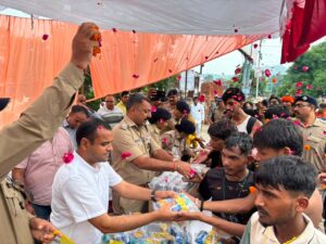 जिलाधिकारी मयूर दीक्षित एवं वरिष्ठ पुलिस अधीक्षक नवनीत सिंह भुल्लर ने शंकराचार्य चौक पर शिवभक्त कांवड़ियों का फूल-मालाओं से स्वागत कर फल एवं जूस वितरित किए