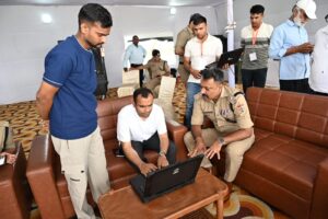 जिलाधिकारी मयूर दीक्षित एवं वरिष्ठ पुलिस अधीक्षक नवनीत सिंह भुल्लर ने बैरागी कैंप पार्किंग एवं कंट्रोल रूम का निरीक्षण कर व्यवस्थाओं का लिया जायजा