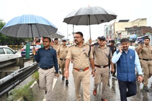 जिलाधिकारी एवं वरिष्ठ पुलिस अधीक्षक ने नारसन बॉर्डर पर भारी वर्षा के बीच कांवड़ यात्रा व्यवस्थाओं का जायजा लिया