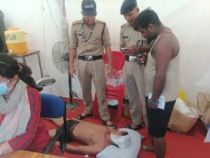 संजय पुल के पास सीढ़ियों से फिसलने की वजह से ग्राम अलीपुर शामली उत्तर प्रदेश निवासी आर्यन कुमार के सर पर गहरी चोट आ गई