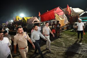 जिलाधिकारी एवं वरिष्ठ पुलिस अधीक्षक डाक कांवड़ की व्यवस्थाओं एवं सुरक्षा का जायजा लेने बैरागी कैंप पार्किंग स्थल जीरो ग्राउंड पर देर रात्रि पहुंचे