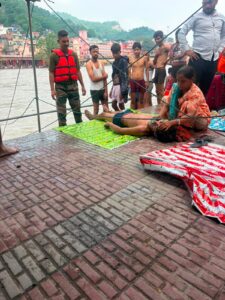 गंगा की तेज धार के बीच श्रद्धालुओं के लिए सुरक्षा कवच बने BEG एवं Centre, रुड़की के जांबाज जवान