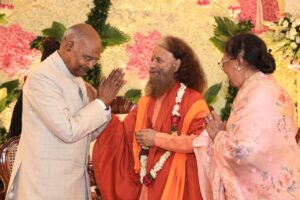 परमार्थ पीठाधीश्वर, पूज्य स्वामी चिदानन्द सरस्वती जी वृन्दावन यात्रा पर, बांके बिहारी जी के दर्शन कर भारत की समृद्धि, शांति और मंगल की प्रार्थना