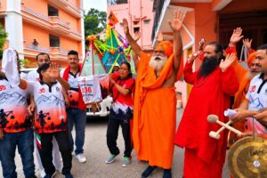 खेल मंत्री रेखा आर्य ने हरकी पैड़ी से उठाई कांवड़, 22 किलोमीटर दूरी तय करने के लिए ऋषिकेश हुई रवाना