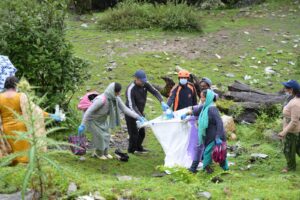 विधिक सेवा प्राधिकरण ने चलाया वृहद सफाई अभियान, पर्यटकों और स्थानीय लोगों को दिया स्वच्छता का संदेश
