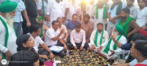 किसानों के साथ अपर जिलाधिकारी ने किया संवाद, समस्याओं के समाधान का दिया भरोसा