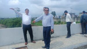 आढ़त बाजार के विकास कार्यों का विधायक विनोद चमोली और एमडीडीए उपाध्यक्ष बंशीधर तिवारी ने किया स्थलीय निरीक्षण