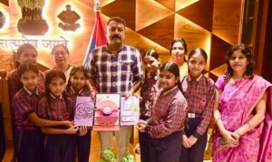 नन्ही छात्राओं ने बांधा रक्षासूत्र, कप्तान नवनीत सिंह ने दिया रक्षा का वचन