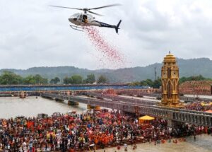 हरकी पैड़ी में शिवभक्तों का पुष्पवर्षा से हुआ भव्य स्वागत