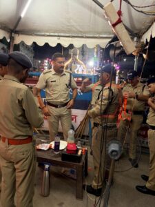 रात्रि ड्यूटी में तैनात पुलिसकर्मियों को रिफ्लेक्टिव टेप जैकेट निभा रही अहम भूमिका