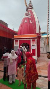 जनपद के शिव मंदिरों में लगी भारी भीड़ ,पुलिस द्वारा जलाभिषेक करने वाले शिव भक्तों को सकुशल किया जा रहा है उनके गंतव्य के लिए रवाना