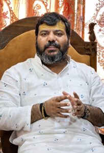 निषाद पार्टी के राष्ट्रीय संयोजक प्रवीण निषाद ने श्री दक्षिण काली मंदिर में की पूजा