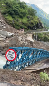 पत्थर बोल्डर गिरने से धारचूला तवाघाट (एनएच बीआरओ ) मोटर मार्ग में स्थित कूलागाड पुल क्षतिग्रस्त