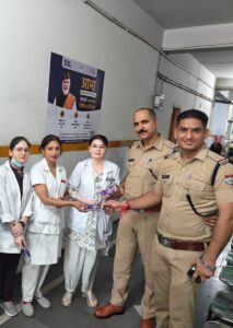 मेला अस्पताल में कार्यरत नर्सिंग स्टाफ से कोतवाली नगर हरिद्वार में नियुक्त पुलिस कर्मियों द्वारा रक्षा बंधन के पावन अवसर पर सप्रेम रक्षासूत्र ग्रहण किया गया